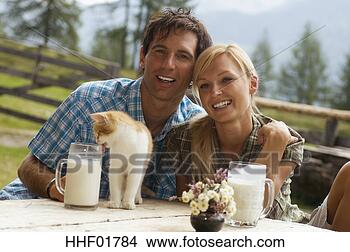 Banco de Imagem - áustria,  salzburger, 
 terra,  par, 
 bebendo,  leite. 
fotosearch - busca 
de fotos, imagens 
e clipart