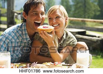 Banco de Imagem - áustria,  salzburger, 
 terra,  par, 
 tendo,  pequeno 
almoço. fotosearch 
- busca de fotos, 
imagens e clipart