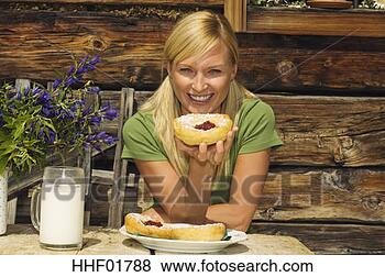 Banco de Imagem - áustria,   salzburger, 
  terra,   loiro, 
  mulher,   bebendo. 
fotosearch - busca 
de fotos, imagens 
e clipart