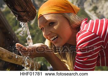 Arquivo de Fotografia - loiro,  mulher, 
 bebendo,  água, 
 retrato. fotosearch 
- busca de fotos, 
imagens e clipart