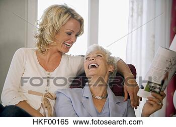 Banco de Imagem - dois,  mulheres, 
 rir,  retrato. 
fotosearch - busca 
de fotos, imagens 
e clipart