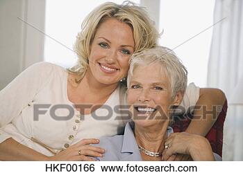Banco de Imagem - dois,  mulheres, 
 sorrindo,  retrato. 
fotosearch - busca 
de fotos, imagens 
e clipart