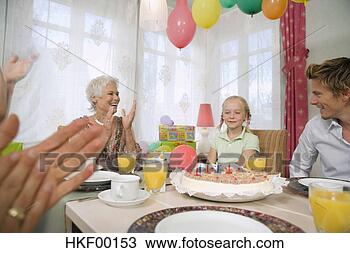 Banco de Imagem - família,  celebrando, 
 aniversário. 
fotosearch - busca 
de fotos, imagens 
e clipart