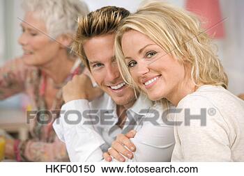 Arquivo de Fotografias - família,  jantar, 
 tabela,  sorrindo. 
fotosearch - busca 
de fotos, imagens 
e clipart