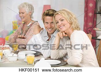 Arquivo de Fotografia - família,  jantar, 
 tabela,  sorrindo. 
fotosearch - busca 
de fotos, imagens 
e clipart
