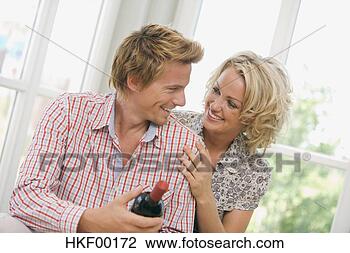 Banco de Imagem - jovem,  par,  
segurando,  vinho, 
 garrafa,  sorrindo, 
 retrato. fotosearch 
- busca de fotos, 
imagens e clipart