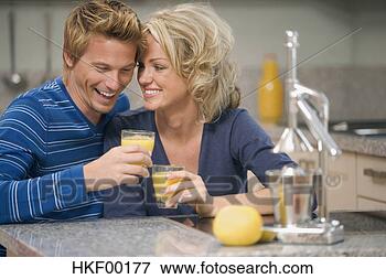Foto - jovem,  par,  
sorrindo. fotosearch 
- busca de fotos, 
imagens e clipart