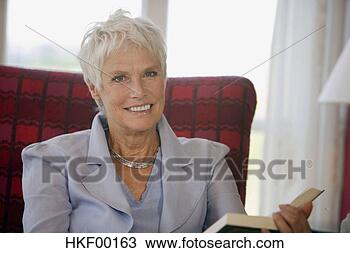 Banco de Imagem - mulher,  leitura, 
 livro,  retrato. 
fotosearch - busca 
de fotos, imagens 
e clipart