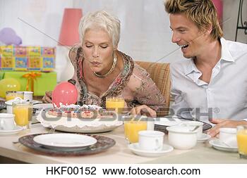 Banco de Imagem - mulher,  soprando, 
 vela,  torte, 
 retrato. fotosearch 
- busca de fotos, 
imagens e clipart