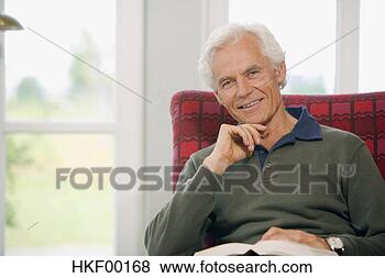 Banco de Imagem - sênior,  livro, 
 relaxante,  retrato. 
fotosearch - busca 
de fotos, imagens 
e clipart