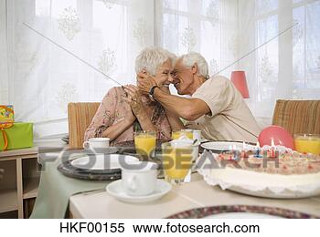 Banco de Imagem - sênior,  par, 
 abraçar,  sorrindo. 
fotosearch - busca 
de fotos, imagens 
e clipart