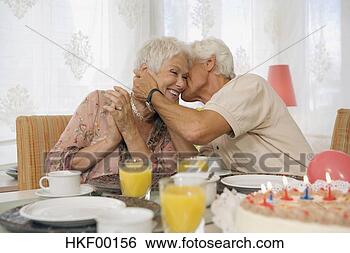 Banco de Imagem - sênior,  par, 
 abraçar,  sorrindo. 
fotosearch - busca 
de fotos, imagens 
e clipart
