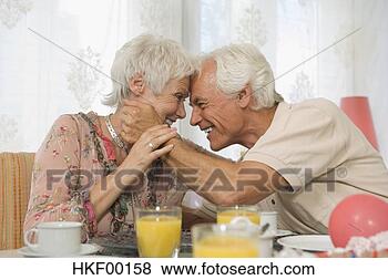 Banco de Imagem - sênior,  par, 
 abraçar,  sorrindo. 
fotosearch - busca 
de fotos, imagens 
e clipart