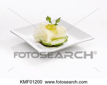 Arquivo de Fotografias - creme,  queijo, 
 pepino,  fatias, 
 prato. fotosearch 
- busca de fotos, 
imagens e clipart
