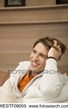 Banco de Imagem - jovem,  mãos, 
 cabeça,  sorrindo, 
 retrato. fotosearch 
- busca de fotos, 
imagens e clipart
