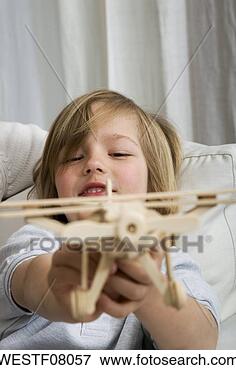 Foto - menino,  segurando, 
 brinquedo,  avião, 
 retrato. fotosearch 
- busca de fotos, 
imagens e clipart