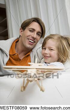 Arquivo Fotográficos - pai,  tocando, 
 modelo,  avião, 
 retrato. fotosearch 
- busca de fotos, 
imagens e clipart