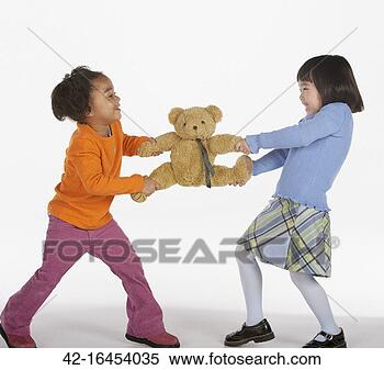  حدوته سندريلا الشقيه ...  Little-girls-fighting_~42-16454035