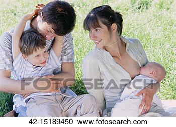 Arquivo de Fotografias - jovem,  família, 
 alimentação, 
 bebê,  prado. 
fotosearch - busca 
de fotos, imagens 
e clipart