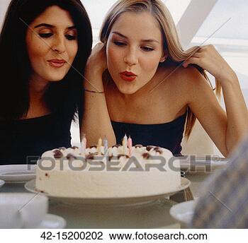Banco de Imagem - dois, mulheres, 
soprando, saída, 
velas, aniversário, 
bolo. fotosearch 
- busca de fotos, 
imagens e clipart