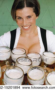 http://comps.fotosearch.com/comp/corbis/DGT473/sourire-serveuse-dirndl_~42-15201894.jpg