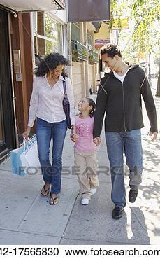 Arquivo de Fotografias - par,  filha,  
andar,  baixo, 
 calçada. fotosearch 
- busca de fotos, 
imagens e clipart