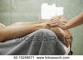 Arquivo de Fotografia - homem,  recebendo, 
 pé,  massagem. 
fotosearch - busca 
de fotos, imagens 
e clipart