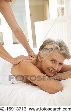Banco de Imagem - middle-aged,  
mulher,  recebendo, 
 massagem. fotosearch 
- busca de fotos, 
imagens e clipart