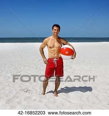ИСКАМ ДА ВИДЯ... - Page 8 Man-holding-beach_~42-16852203