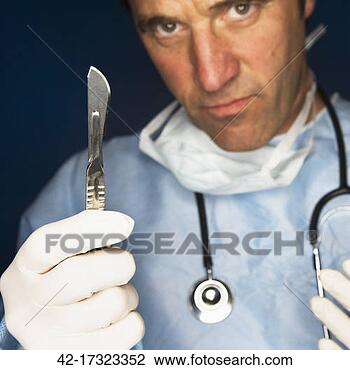DOS MUJERES CON DERECHOS Surgeon-holding-scalpel_~42-17323352