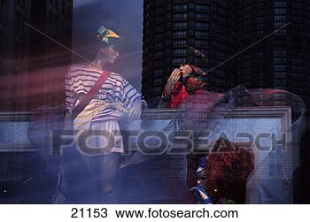 mannequins-window-display_~21153.jpg