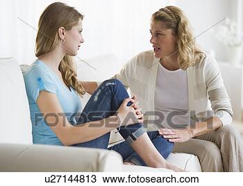 Banco de Imagem - mãe, filha, tendo, 
argumento. fotosearch 
- busca de fotos, 
imagens e clipart