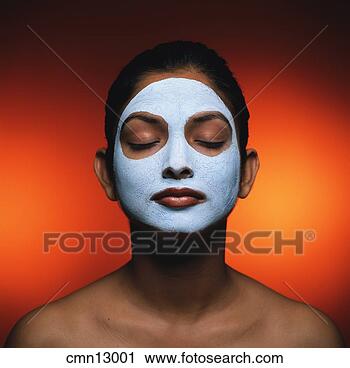 woman-wearing-facial_~cmn13001.jpg