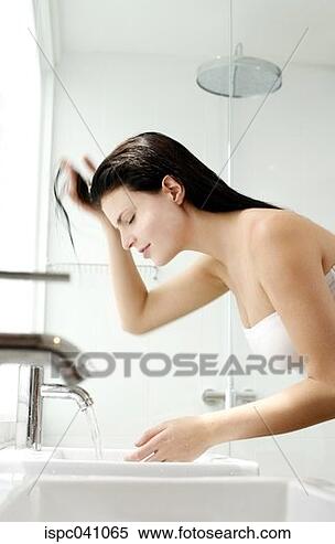 Banco de Imagem - mulher, lavando, 
dela, cabelo, 
bacia. fotosearch 
- busca de fotos, 
imagens e clipart