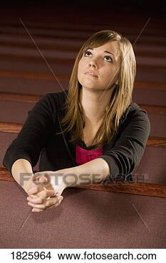 girl-praying_~1825964.jpg