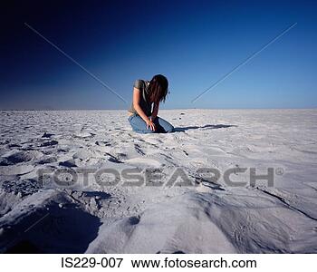 woman-lost-desert_~IS229-007.jpg