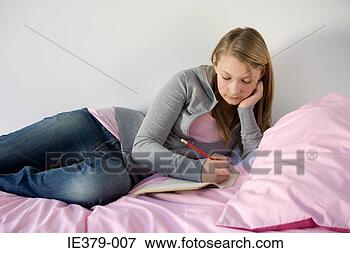 adolescente-nina-escritura_%7EIE379-007.jpg