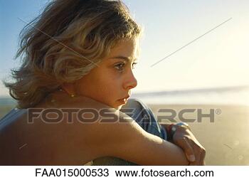 girl-sitting-beach_~FAA015000533.jpg