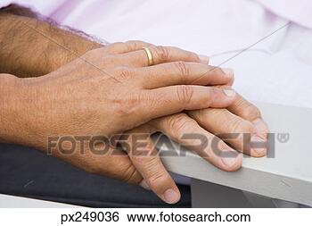 couple-holding-hands_~px249036.jpg