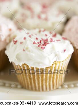 https://comps.fotosearch.com/comp/RET/RET001/cupcake-white-icing_~cupcakes-0374419.jpg