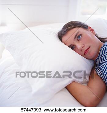 young-teenage-girl_~57447093.jpg