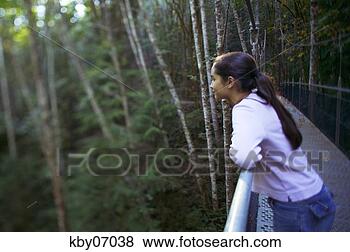girl-admiring-scenery_~kby07038.jpg